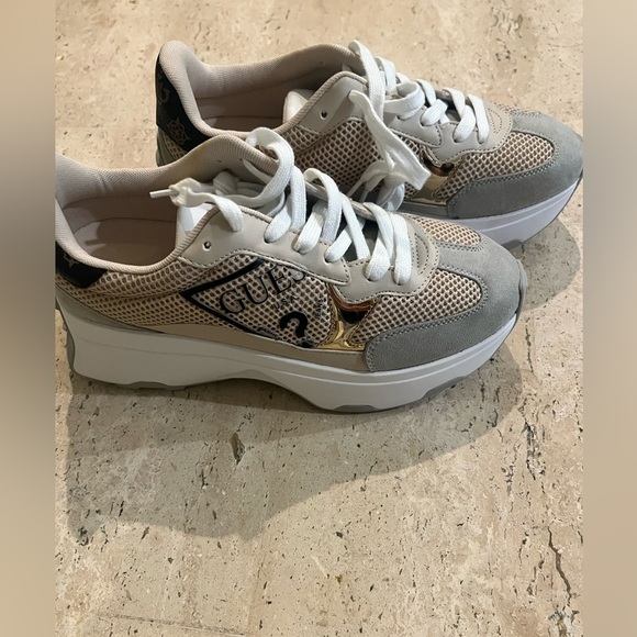 GUESS Women's Invited Sneaker Size 9.5 - Picture 9 of 9
